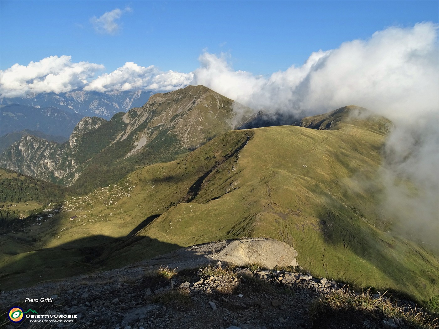 72 Mentre scendo dal Sodadura le nebbie si stanno dissolvendo anche sul Baciamorti-Aralalta.JPG